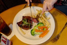 付き合ってない男性と食事